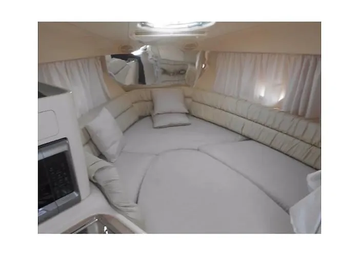 Beau Bateau Lilou 14 ספינת מלון וויסטרהאם